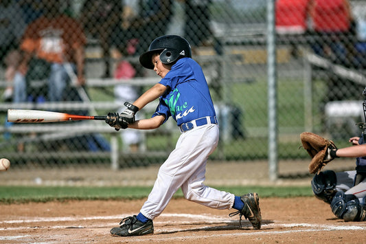 Jeune joueur de baseball au bâton